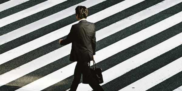 Зарплаты как в бизнесе и ИИ-рекрутинг: КР меняет правила госслужбы до 2030 года