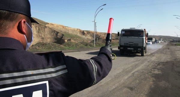 Массовые жалобы. Поставщиков продуктов не пускают на блокпостах и требуют лишние бумаги изображение публикации