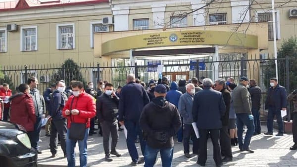 Правительство оправдалось за очереди поставщиков продуктов за пропусками. Обещают сделать онлайн изображение публикации