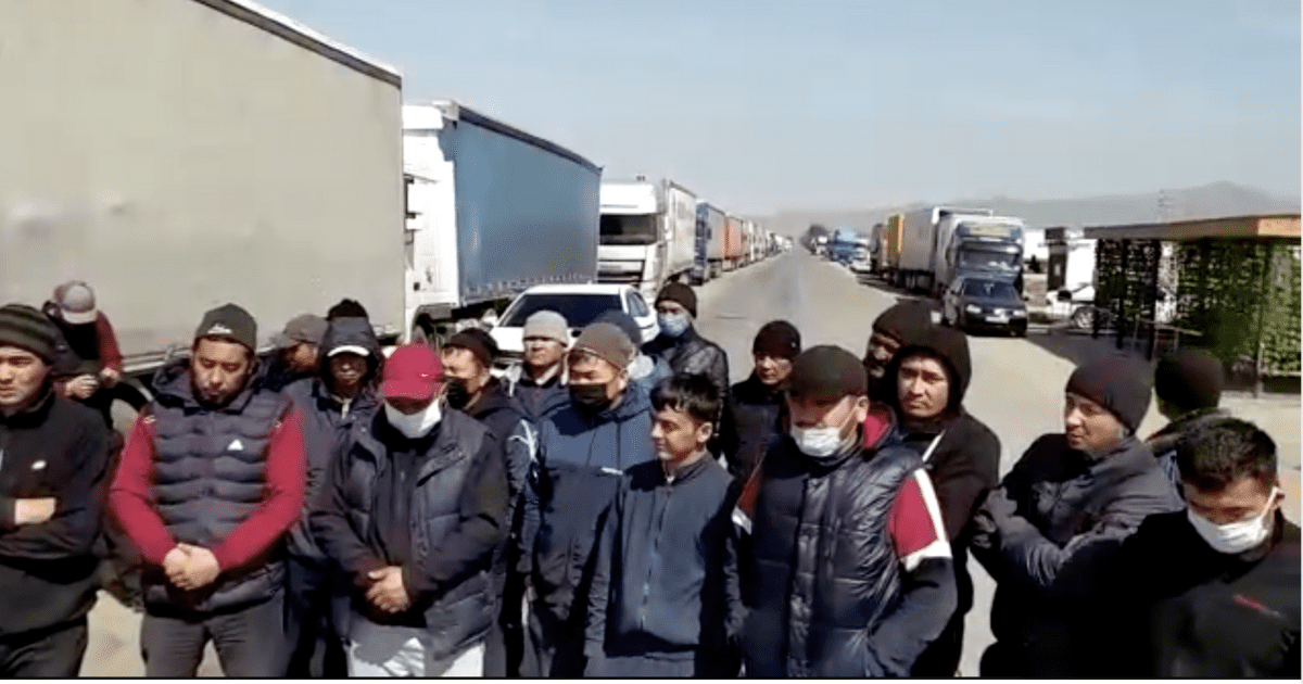Больше 100 грузовиков с продуктами не могут попасть из Казахстана в Кыргызстан. ВИДЕО изображение публикации