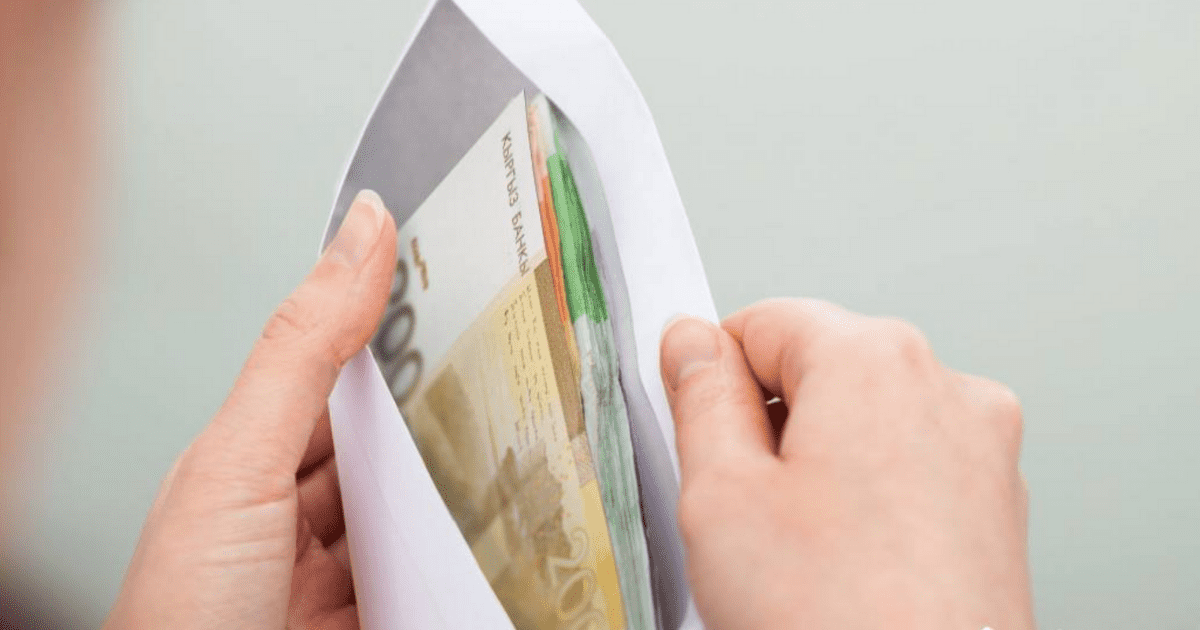 Жапаров пообещал повысить зарплату медикам и «даст Бог, пенсии и пособия» изображение публикации