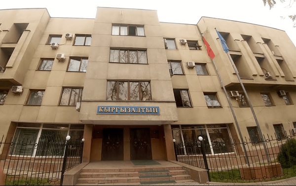 Дружинники взяли под охрану офис «Кыргызалтына». Толпа пыталась попасть внутрь изображение публикации