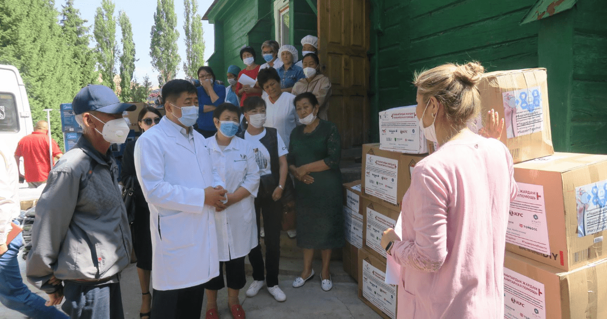 AmCham передала региональным больницам СИЗ и медоборудование на 706 тысяч сомов изображение публикации