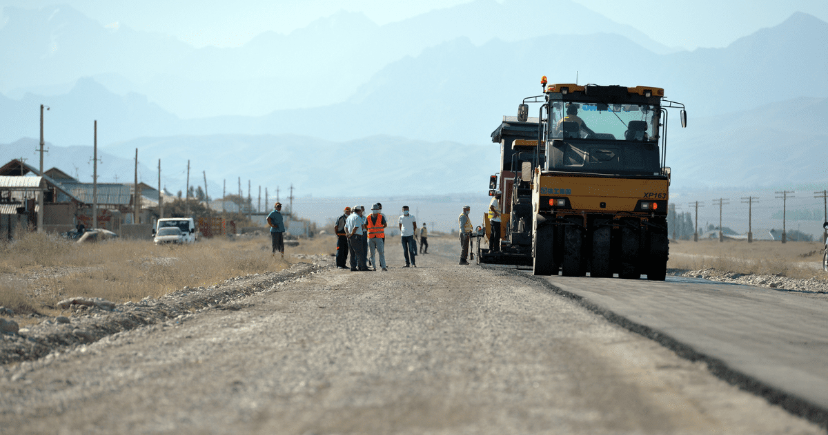 Местные жители пожаловались на плохое состояние дороги, ремонтируемой на деньги АБР изображение публикации
