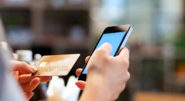 Мигранты из КР, работающие в России, смогут оплачивать счета на родине через приложение «Золотой короны» изображение публикации