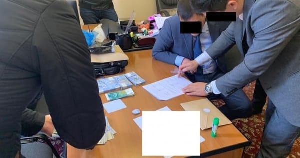 Чиновник Департамента по делам банкротства задержан за дачу взятки. В его кабинете обнаружили 1.3 млн сомов изображение публикации