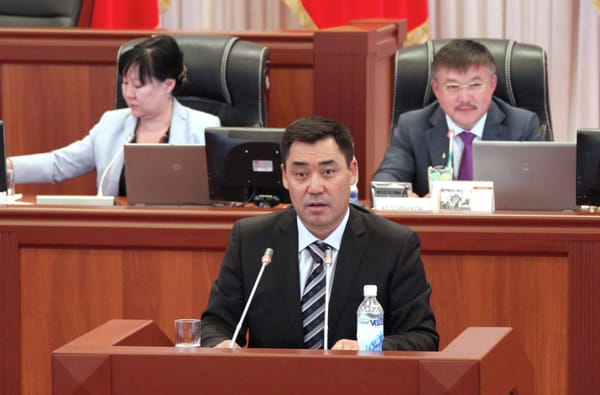 Депутаты подписывают соглашение о назначении и.о. премьер–министра Садыра Жапарова изображение публикации