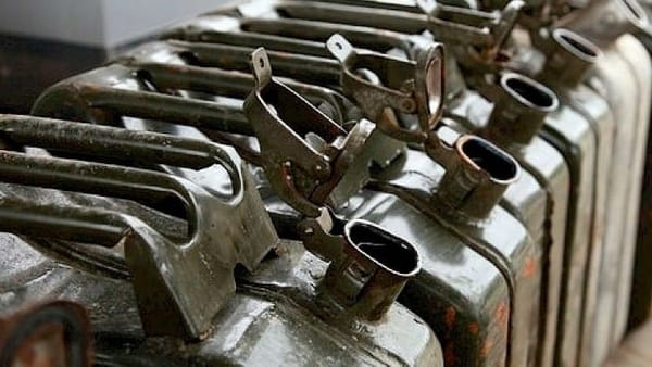 Отечественные нефтеперерабатывающие заводы пожаловались властям на контрабанду изображение публикации