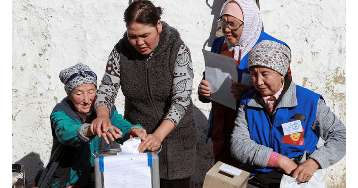 Вне помещений 3 октября проголосовали более 24 тысяч кыргызстанцев изображение публикации