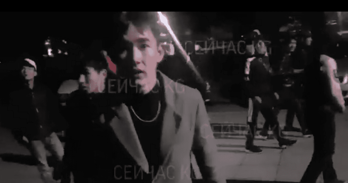 Толпа пыталась войти в здание Минфина. ВИДЕО изображение публикации