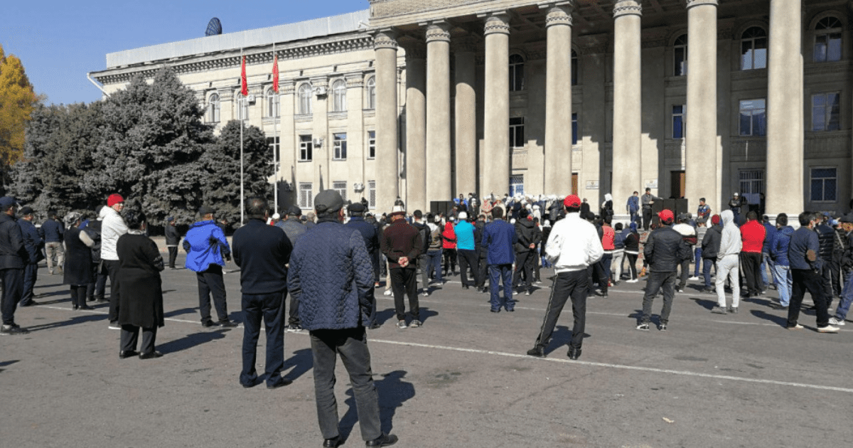 Сторонники Садыра Жапарова вновь собрались на старой площади изображение публикации