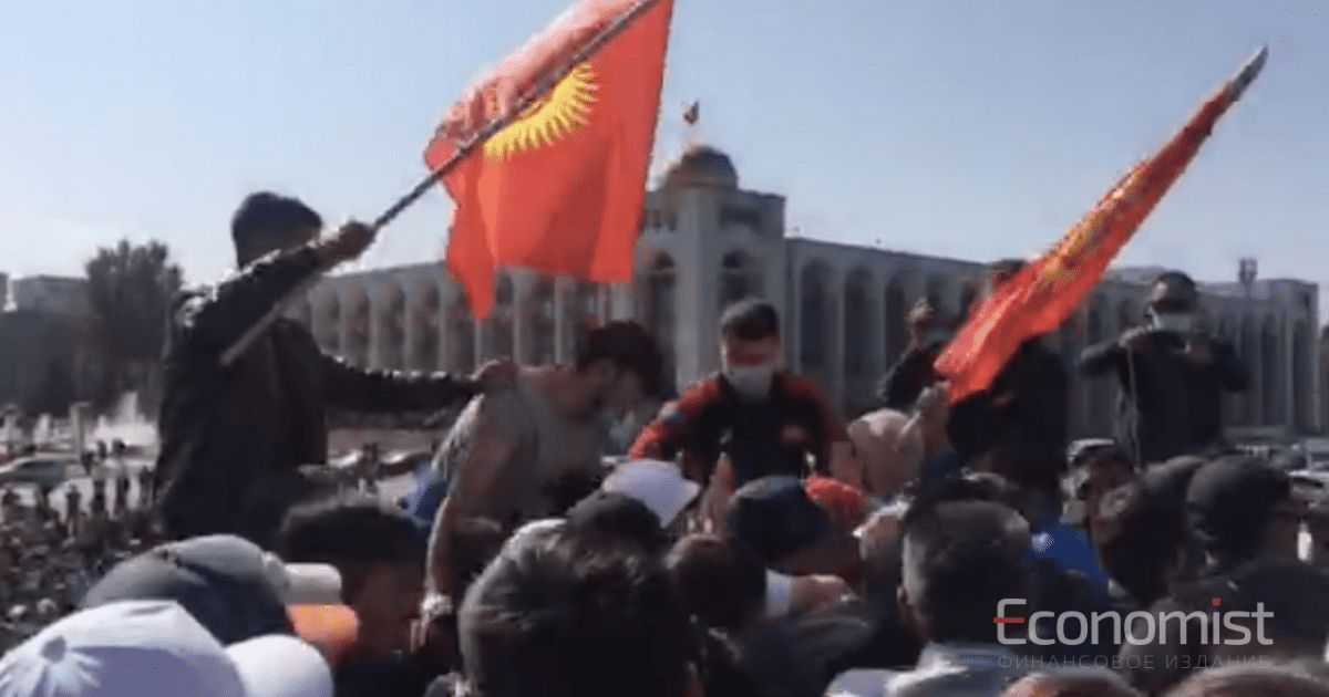 Митинг в Бишкеке. Провокаторы попытались отобрать громкоговоритель у митингующих. ВИДЕО изображение публикации