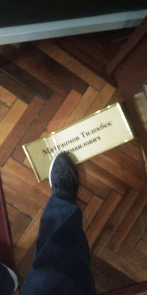 В Кара-Суу люди заняли кабинет Тилека Матраимова. В городе сняли баннера «Мекеним Кыргызстан». ФОТО, ВИДЕО изображение публикации