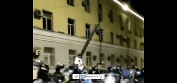 Группа спецназа в центре Бишкека перестала разгонять протестующих. ВИДЕО изображение публикации