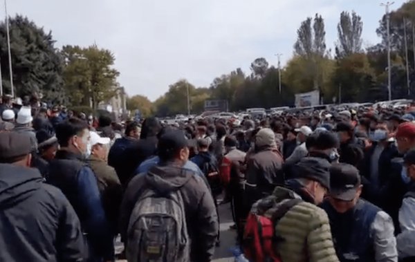 У здания правительства собрались сторонники и противники Садыра Жапарова изображение публикации