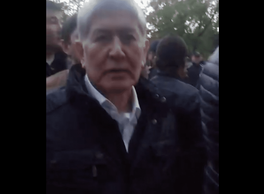 Атамбаев показал следы от пуль на его машине. ВИДЕО изображение публикации