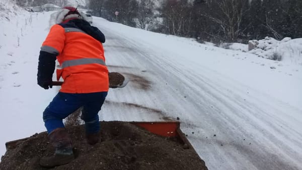 Скользкую дорогу Бишкек — Ош круглосуточно чистят и подсыпают инертными материалами изображение публикации