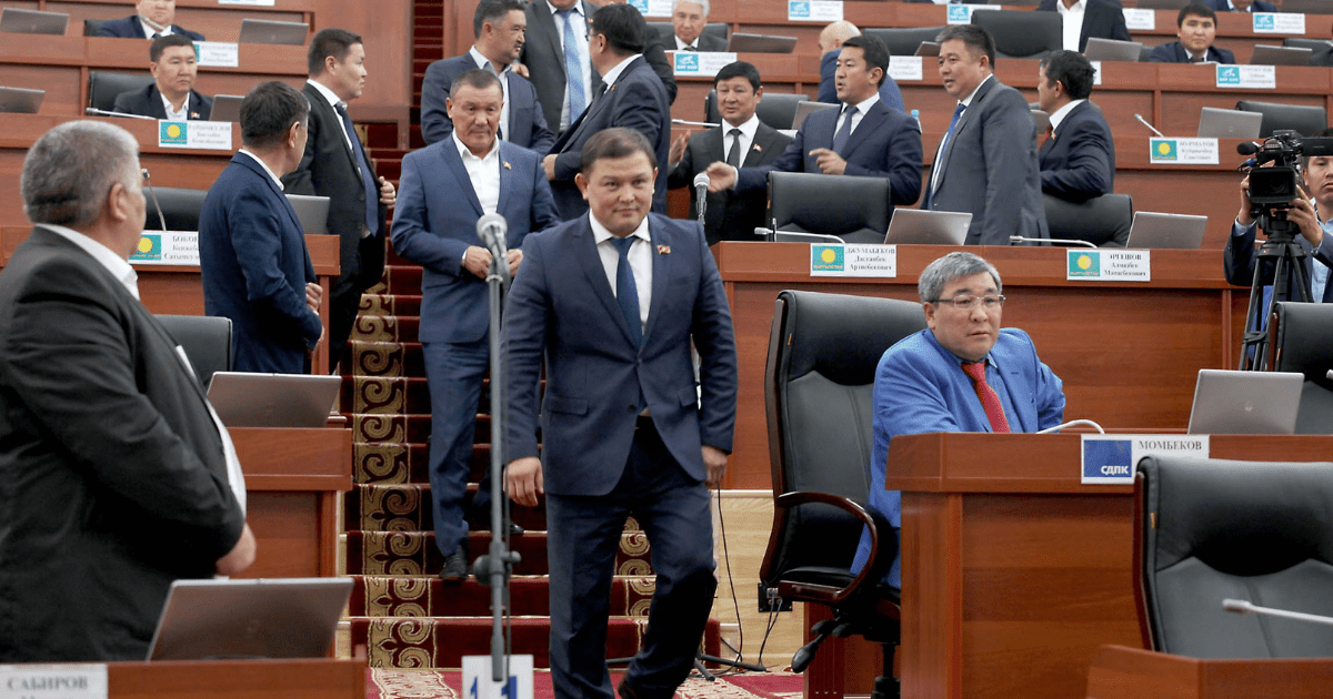 Депутатов Жогорку Кенеша встретит «аллея» позора изображение публикации