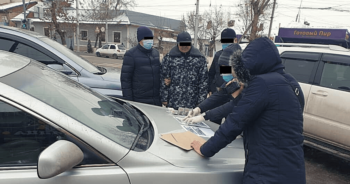 АКС ГКНБ задержала таможенника: вымогал у предпринимателя не меньше Матраимова изображение публикации