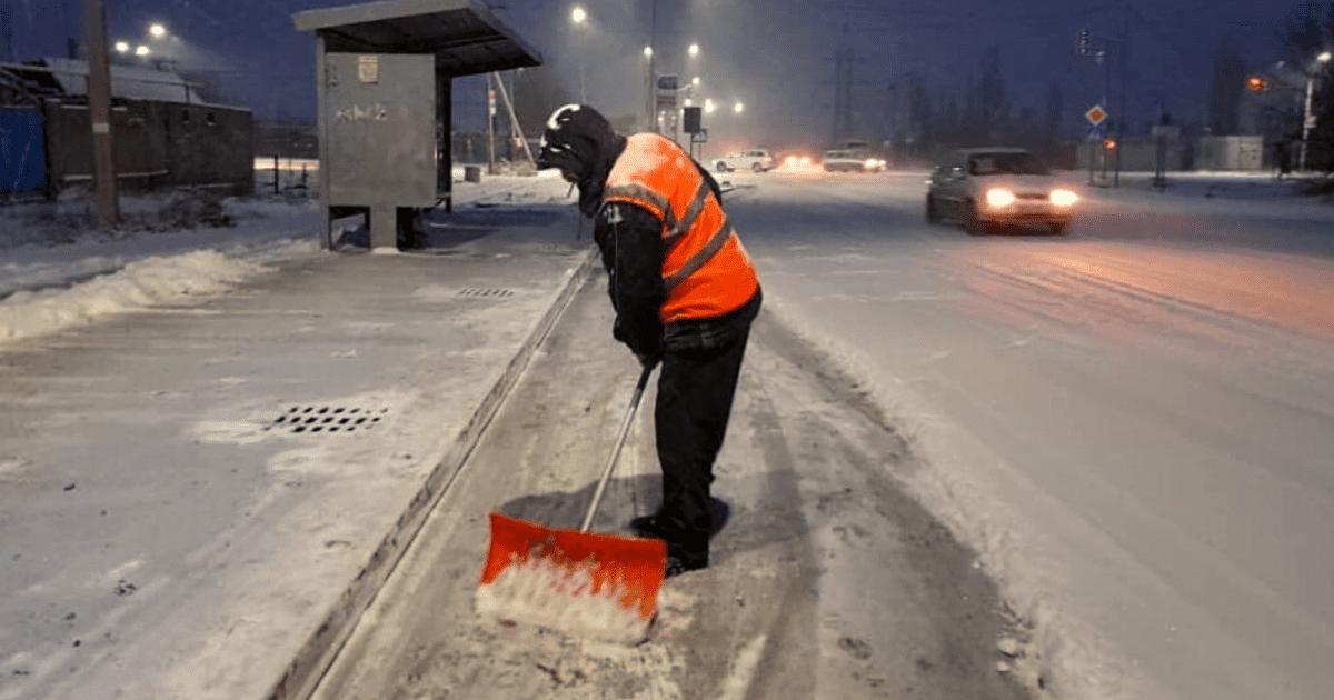 Мэрия Бишкека за ночь израсходовала 551 тонну соли на подсыпку дорог изображение публикации