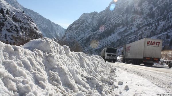 Дорога Бишкек — Ош  расчищена от снега после схода четырех лавин — Минтранс изображение публикации