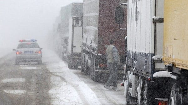 Из-за непогоды и скопления грузовиков на дороге Бишкек — Ош временно закрыт пост «Сосновка» изображение публикации