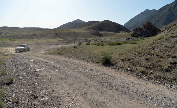 Президент ознакомился со строительством альтернативной дороги до села Ак-Сай изображение публикации