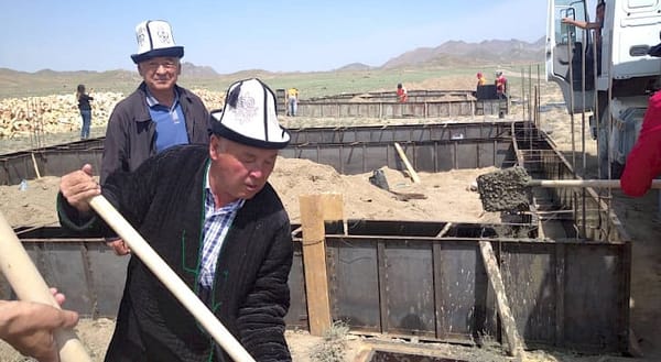 Глава кабмина поручил ускорить работу по восстановлению разрушенных домом баткенцев изображение публикации