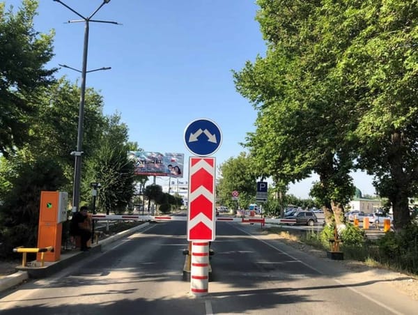В аэропорту «Ош» незаконно установили шлагбаум и брали плату с прибывающих машин изображение публикации
