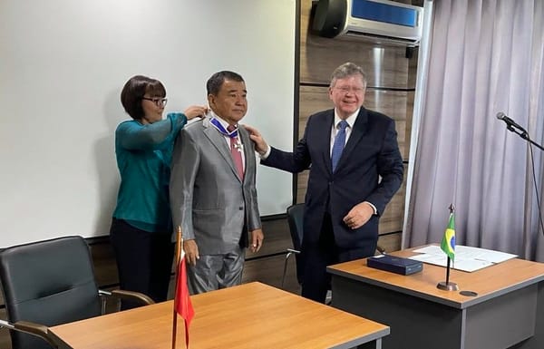 Аскару Салымбекову вручили государственную награду Бразилии — орден Рио-Бранко изображение публикации