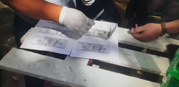 Сотрудника Службы противодействия экстремизму задержали за вымогательство взятки и сувенира изображение публикации