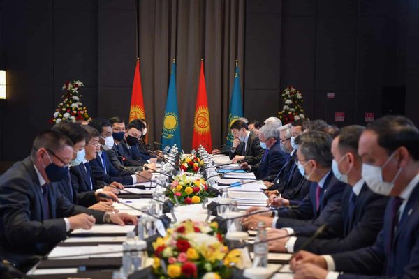 Власти КР и РК планируют запустить торгово-логистический комплекс в феврале 2022 года изображение публикации