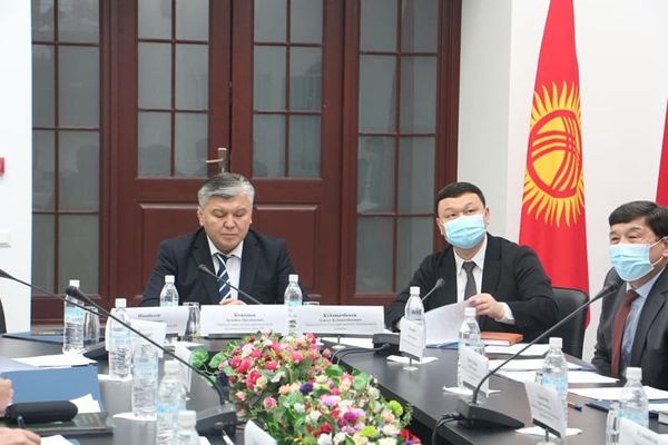 Арзыбек Кожошев обсудил с китайской стороной увеличение грузоперевозок через ПП «Иркештам» и «Торугарт» изображение публикации