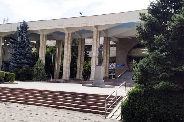 Чиновники Минобразования задержаны за незаконное зачисление на бюджетные места в КРСУ изображение публикации