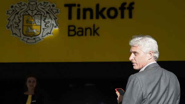 «Тинькофф» перестал переводить деньги с рублевых на долларовые счета изображение публикации