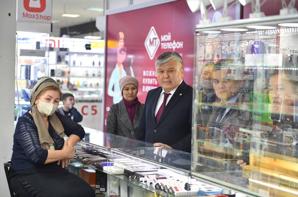 Понятия не имеют о ККМ — Арзыбек Кожошев проверил торговцев ЦУМа изображение публикации