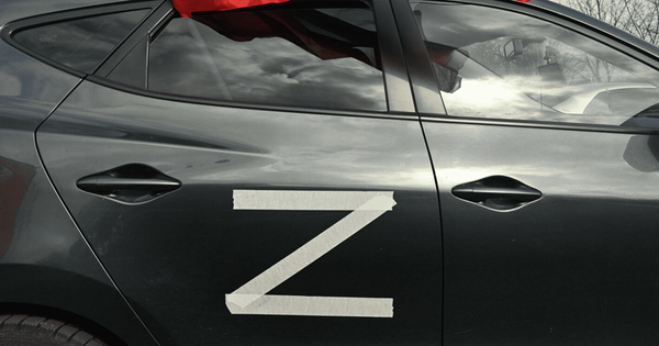 За наклейки на автомобиле водителей могут штрафовать на 5.5 тысяч сомов изображение публикации