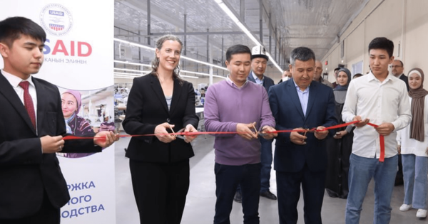 Швейная фабрика в селе Нижне-Чуйск создает новые рабочие места при поддержке USAID изображение публикации