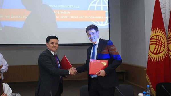 Центр Единого окна и Ассоциация перевозчиков и логистов КР заключили меморандум изображение публикации