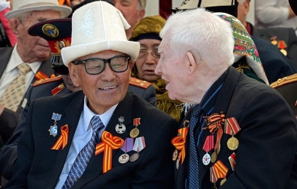 Садыр Жапаров выделил из Фонда президента 10 млн сомов для ветеранов изображение публикации