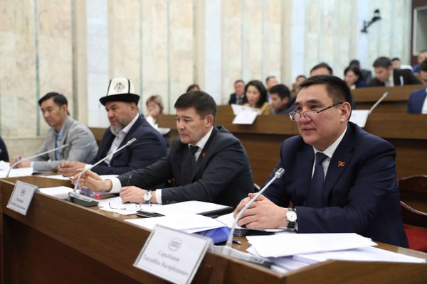 В парламенте попросили Нацбанк уменьшить использование долларов в экономике КР изображение публикации