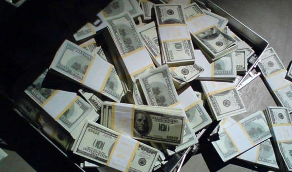 Из КР вывозят доллары в обмен на российские рубли по новой схеме Ширшова — Жанар Акаев изображение публикации