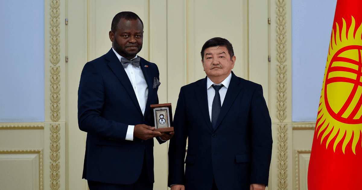 Глава офиса ООН в КР Озонниа Ожиело награжден медалью «Данк» – он завершает свою миссию в Кыргызстана изображение публикации