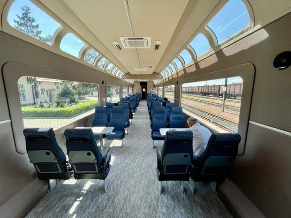 Панорамные окна, кондиционер. «Кыргыз темир жолу» вместо списания модернизировал вагон изображение публикации