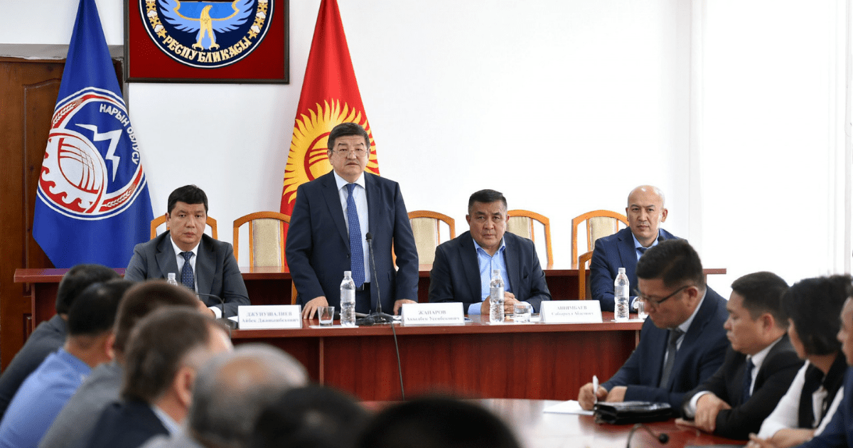 Акылбек Жапаров лично представил нового главу Нарынской области коллективу администрации изображение публикации