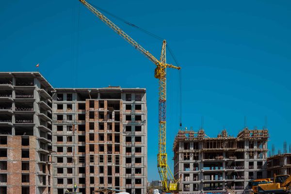 Госстрой повторно ищет подрядчика для строительства 9-этажного дома в Караколе изображение публикации