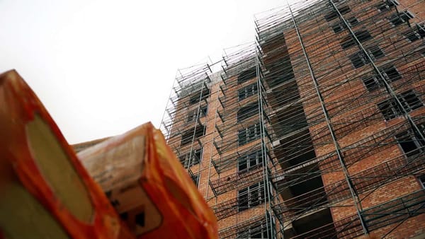 В Бишкеке из-за нарушений приостановили строительство многоэтажного дома изображение публикации