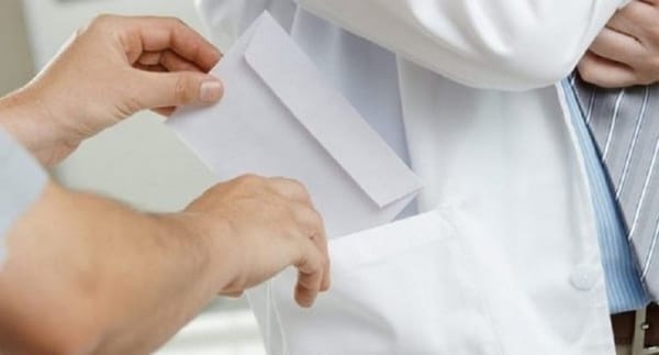 Главу лаборатории EuroLab оштрафовали на 500 тысяч сомов за подкуп руководителей больниц изображение публикации