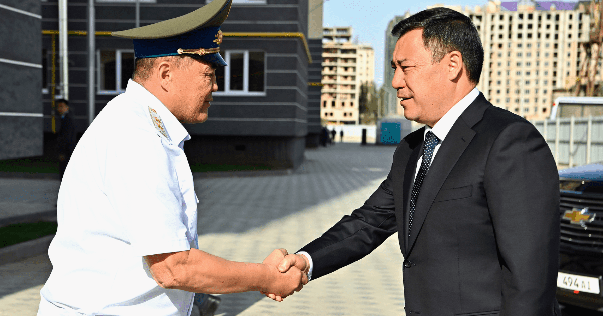 Сотрудникам ГКНБ передали 306 квартир в новом жилом доме — его построили за полтора года изображение публикации