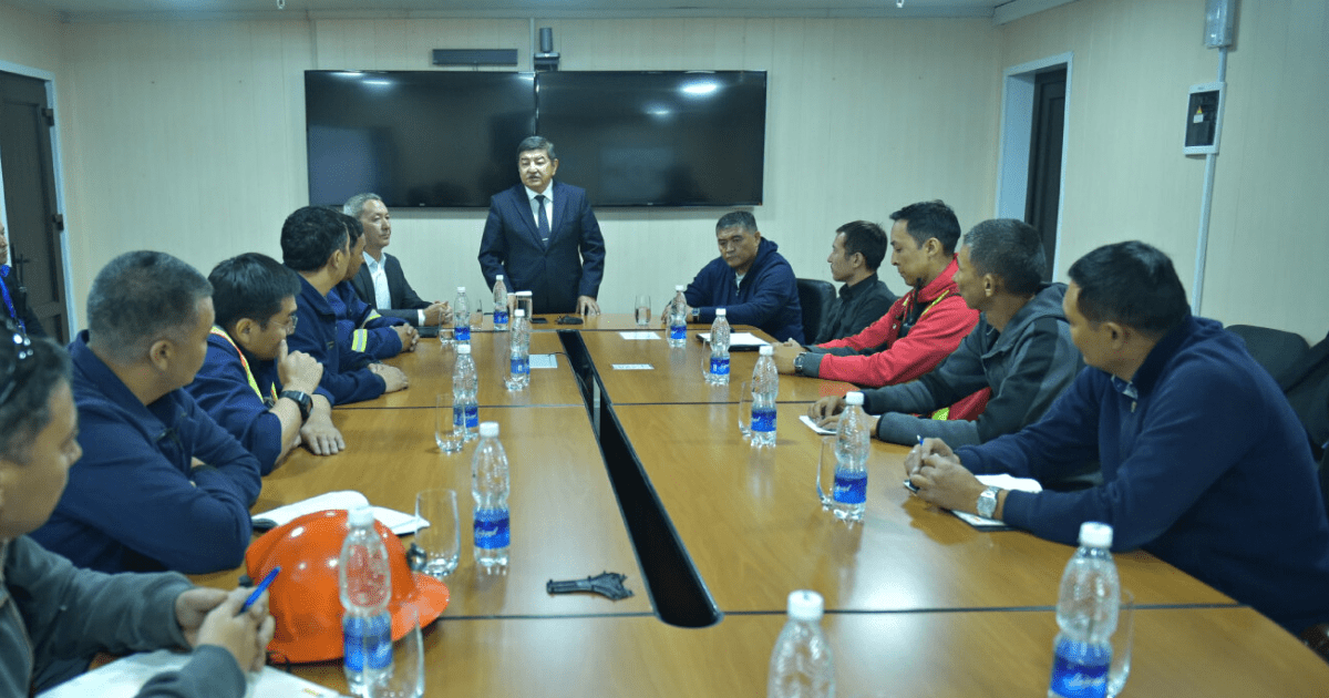 Жапаров и Ташиев посетили Кумтор и представили нового президента «КГК» Алмаза Барыктабасова изображение публикации